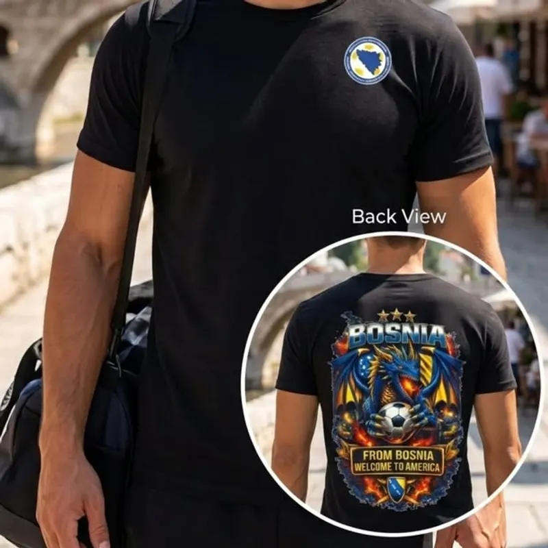 Muškarac u crnoj majici s grbom BiH, na leđima print zmaja i natpis Bosnia